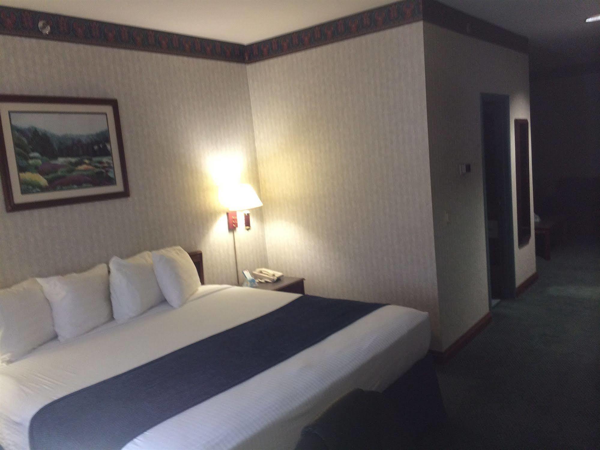 Best Western Elkhart Inn & Suites Bagian luar foto